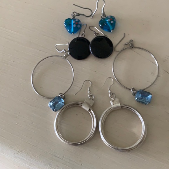 4 pairs of earrings. - Picture 1 of 1